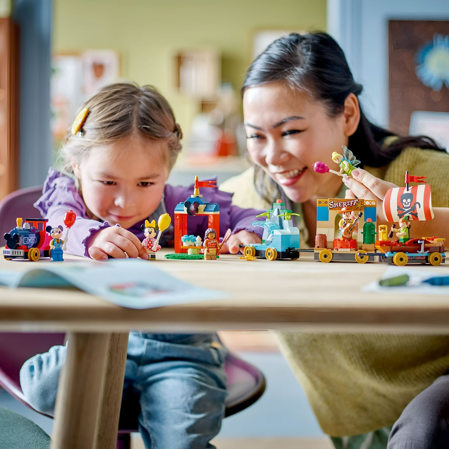 LEGO Disney 100 Tren de Celebración 43212 Juguete de construcción, juego imaginativo, divertido regalo de cumpleaños para niños en edad preescolar a partir de 4 años, 6 minifiguras de Disney: Moana, Woody, Peter Pan, Campanita, Mickey y Minnie Mouse