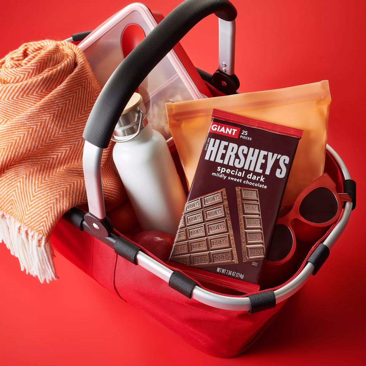 Hershey's Chocolate Special Dark , mildly sweet chocolate - 25 piezas, 214g , 120 calorías por 3 piezas