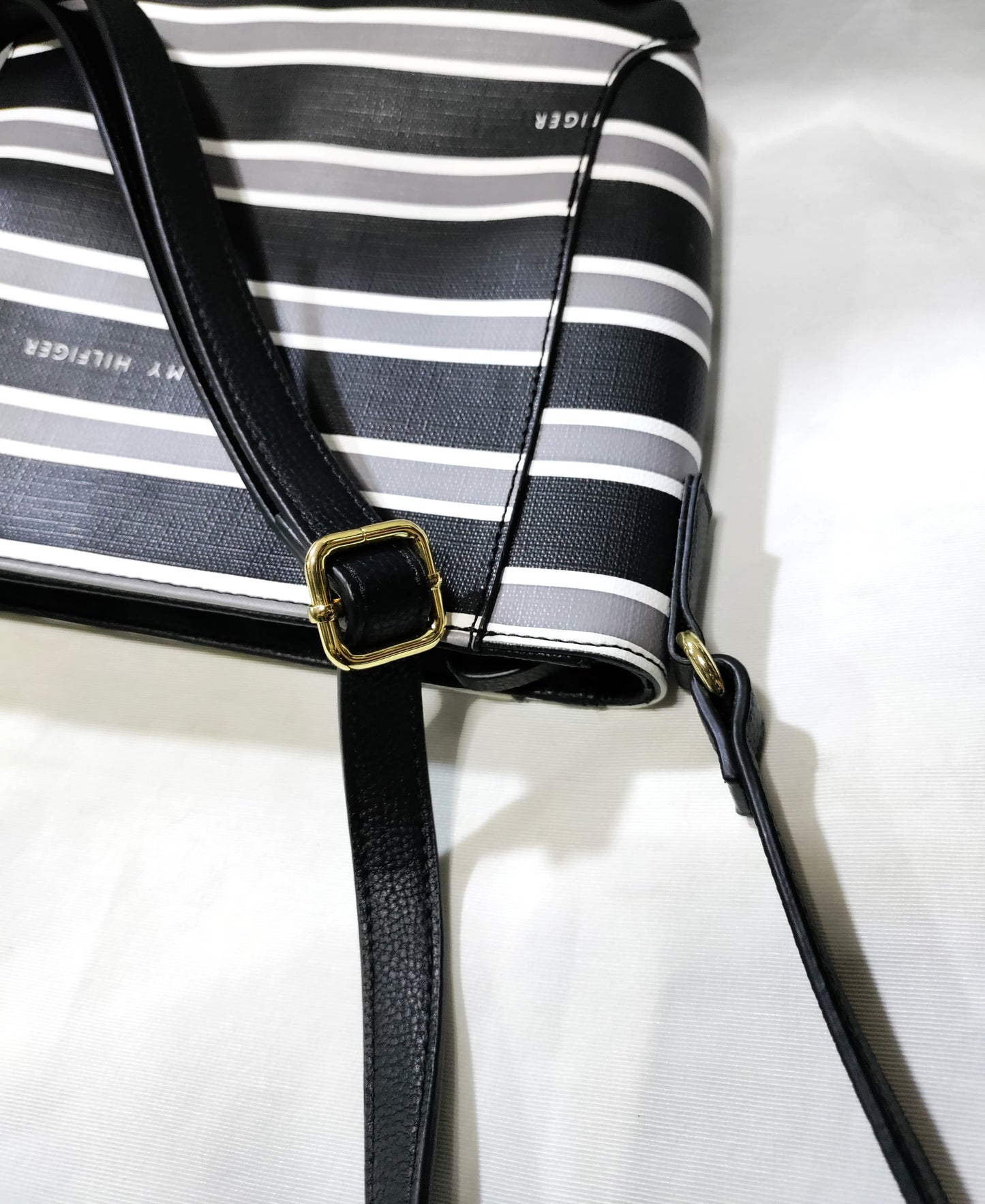 Tommy Hilfiger Antonella II-Crossbody negro con rayas plomas y blancas