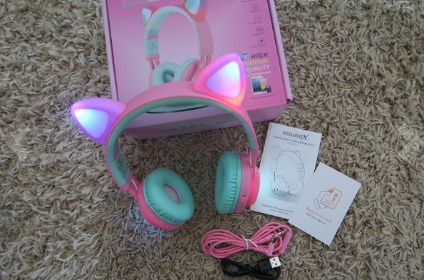 Riwbox CT-7 - Audifonos con diseño de oreja de gato con luz LED, inalámbricos, plegables, con micrófono y control de volumen, para iPhone, iPad, smartphones, computadora portátil, PC/TV (blanco y rosa)