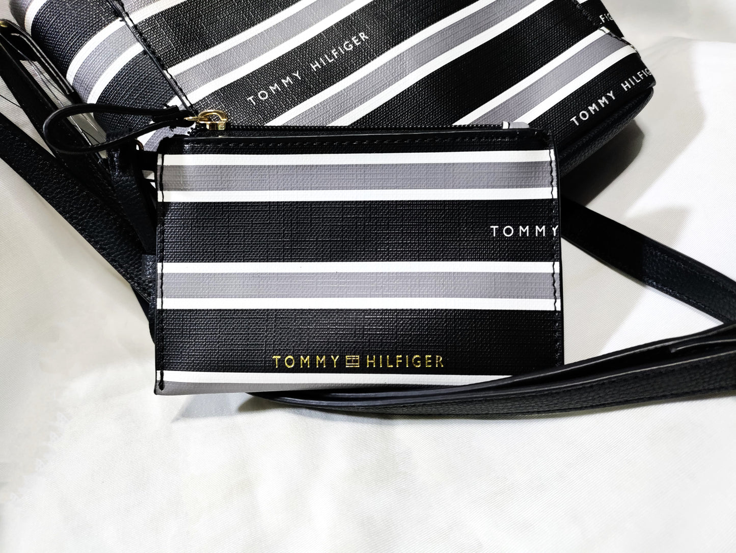 Tommy Hilfiger Antonella II-Crossbody negro con rayas plomas y blancas
